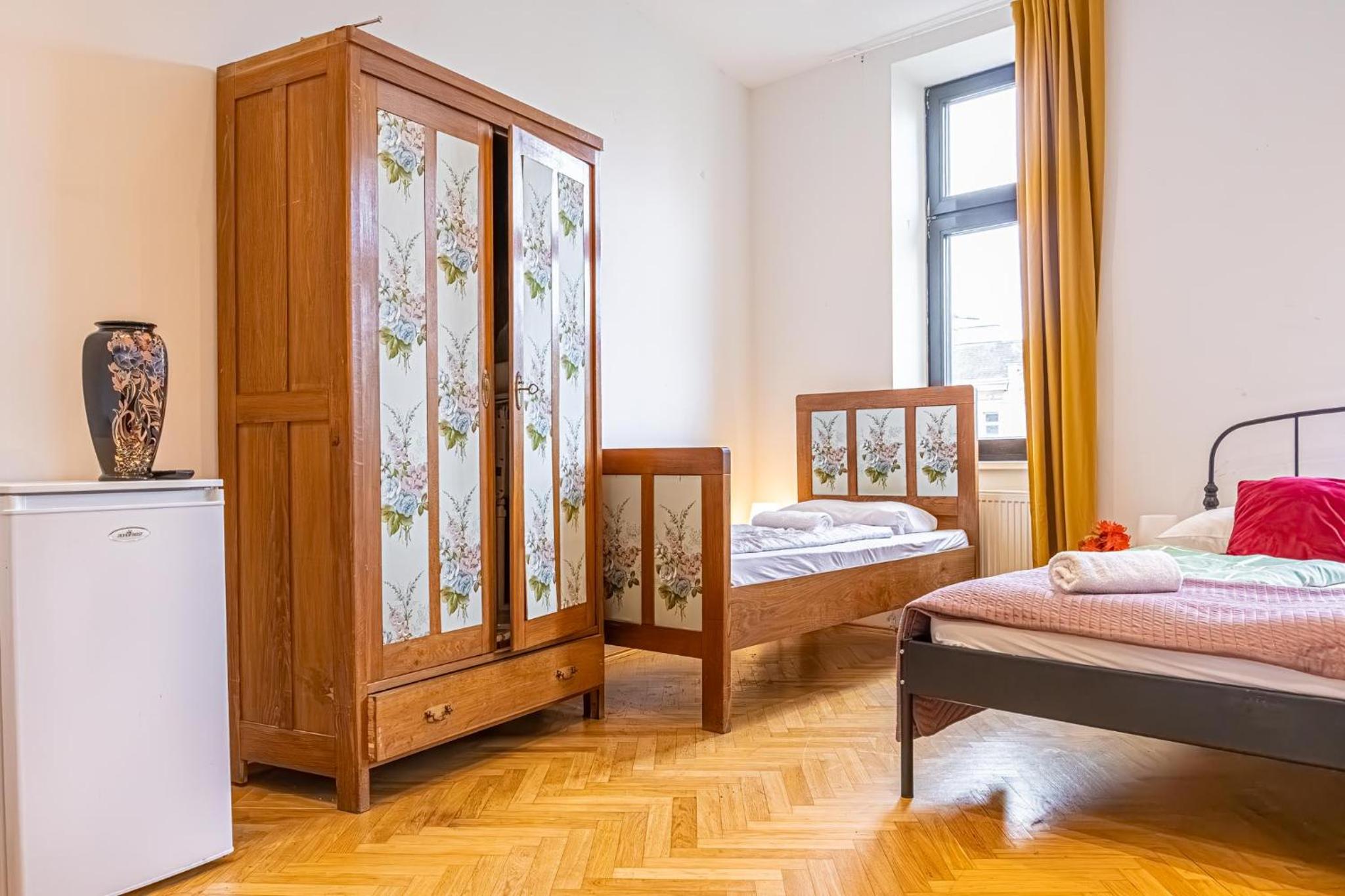 Near Danube and Lorenz Böhler - Stylish Private Rooms with Shared Garden, TV & WIFI