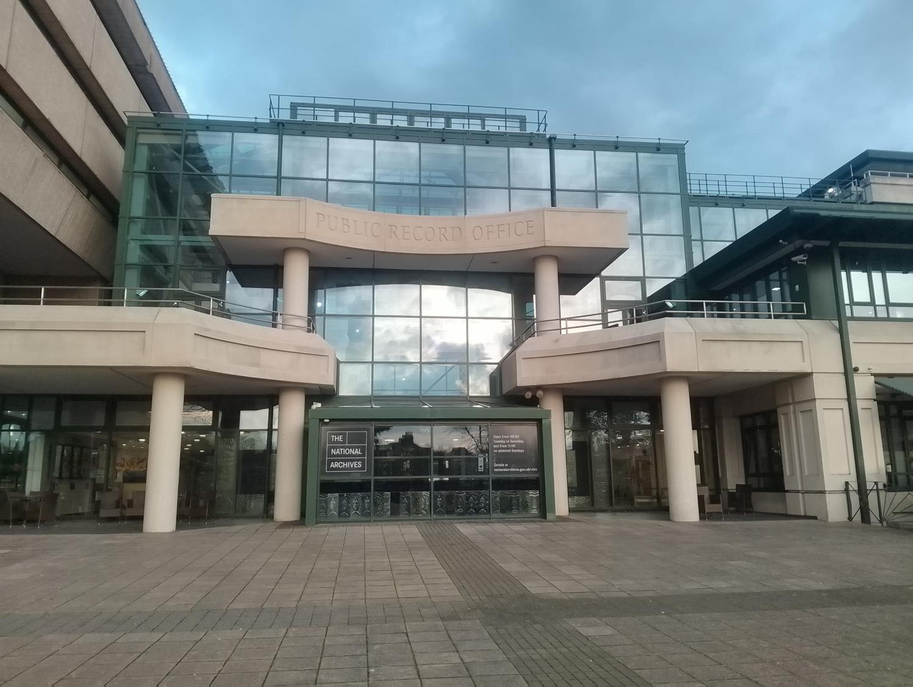 Beautiful apartment in Kew, Richmond London with Free Underground Parking Balcony