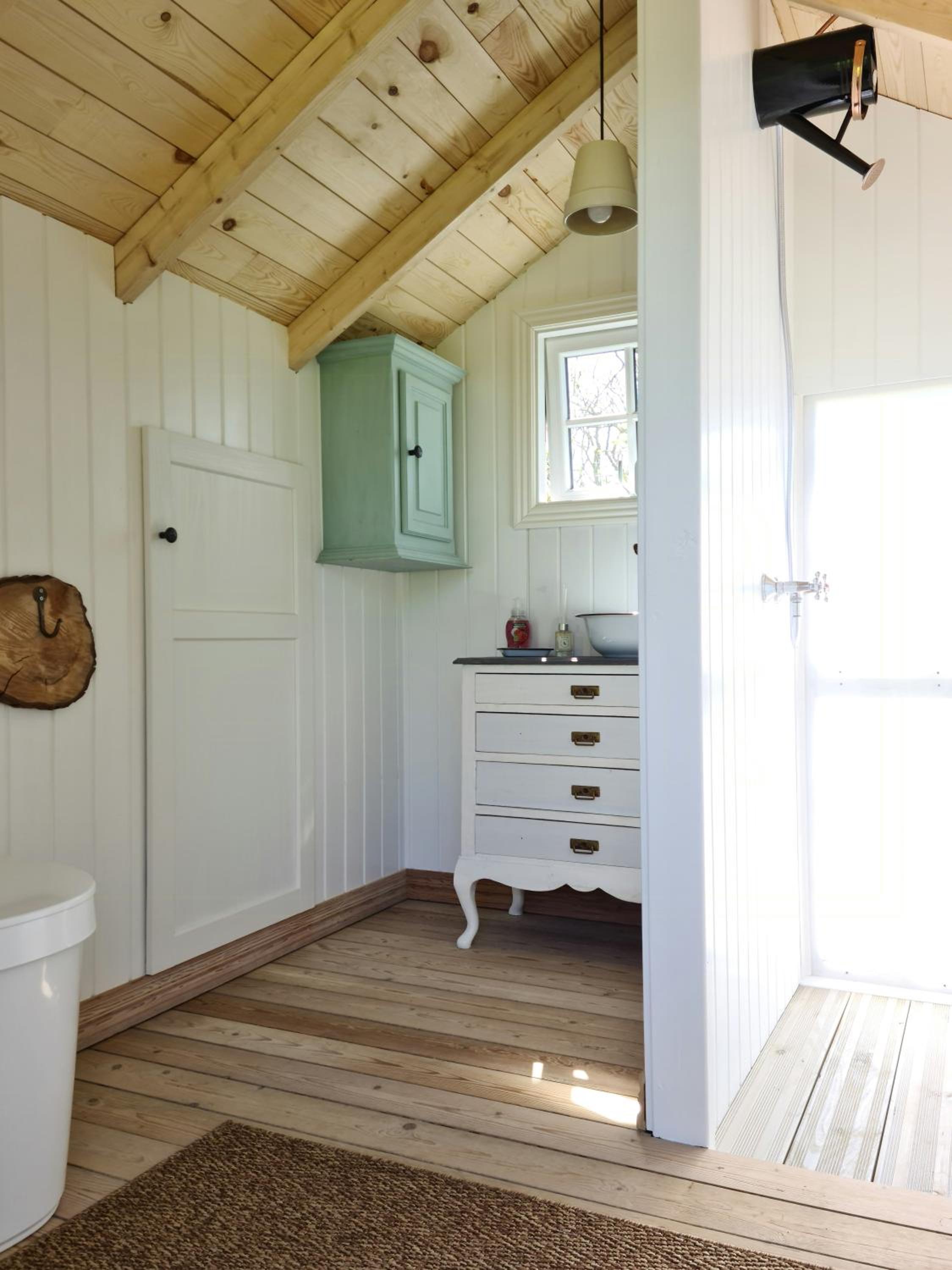 Idyllic Alpaca Cabin Overlooking The Alpaca Fold