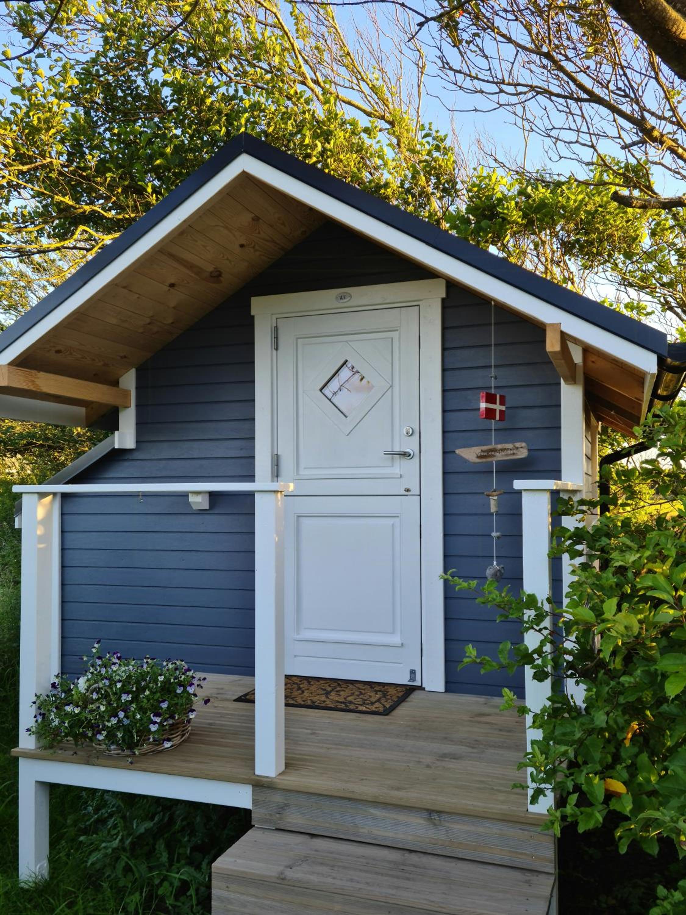 Idyllic Alpaca Cabin Overlooking The Alpaca Fold