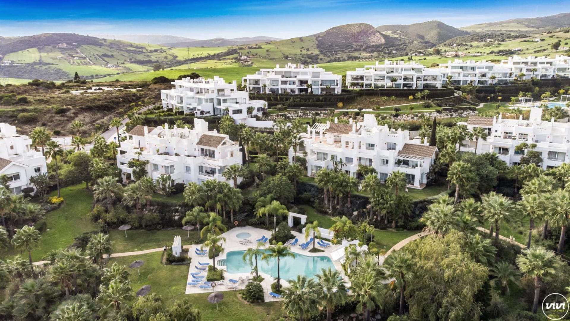 ViVi Homes - Casa Sereno - lagoon - pool - garden - view