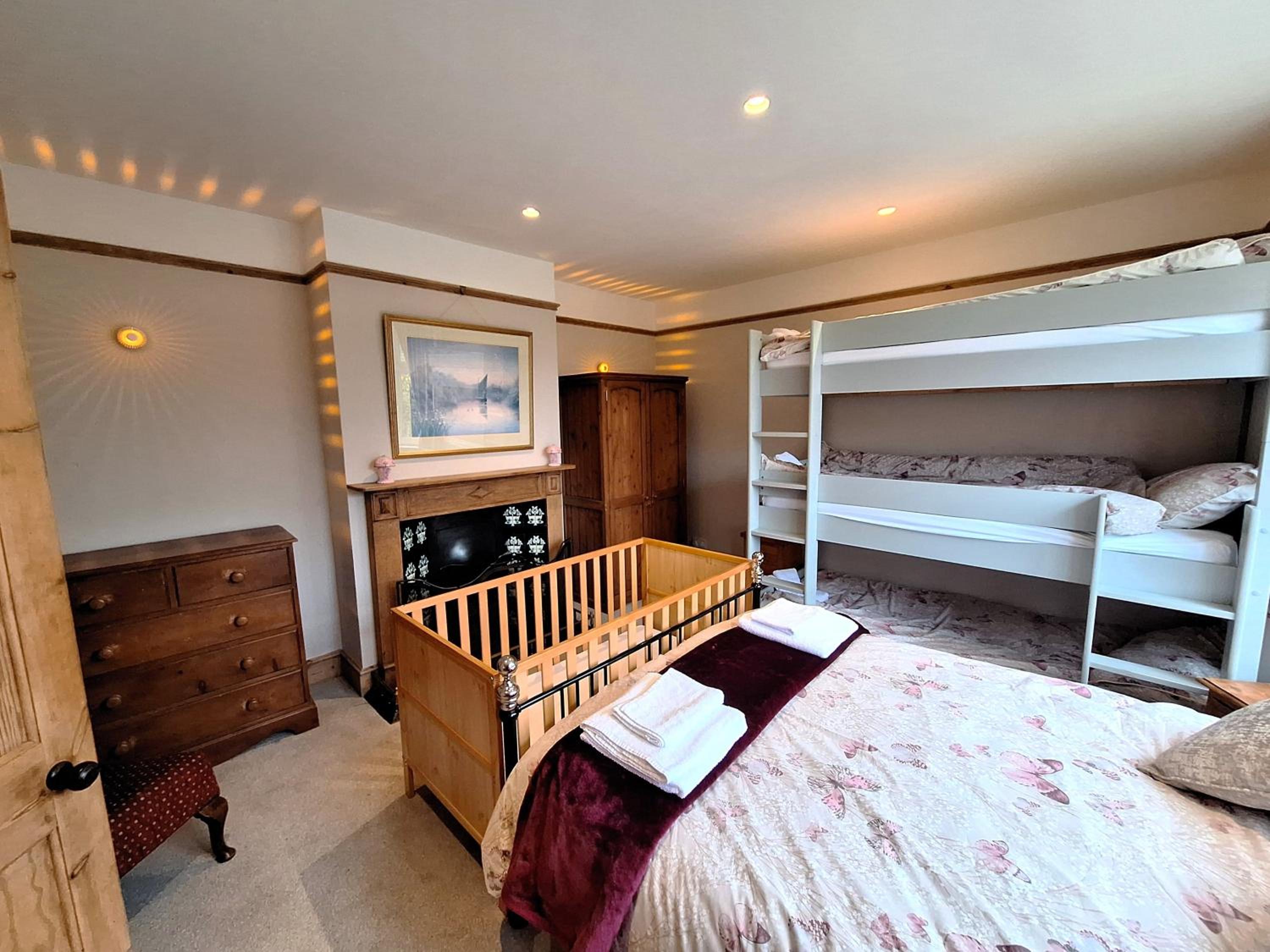 Spacious & Dog Friendly Cozy Home by Norfolk Coast view 2
