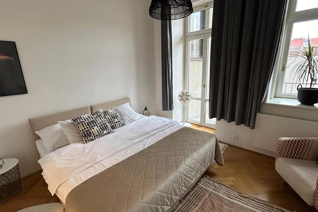 Cute Apt with terrace and AC
