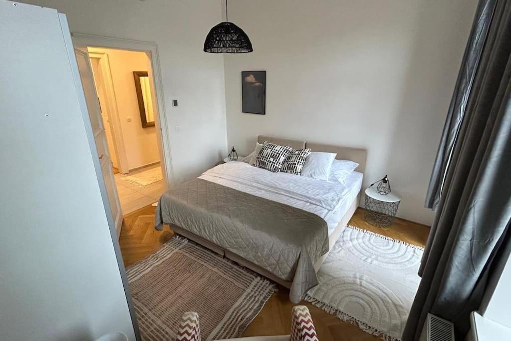 Cute Apt with terrace and AC