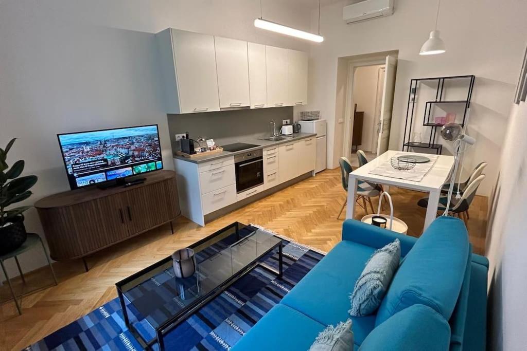 Cute Apt with terrace and AC