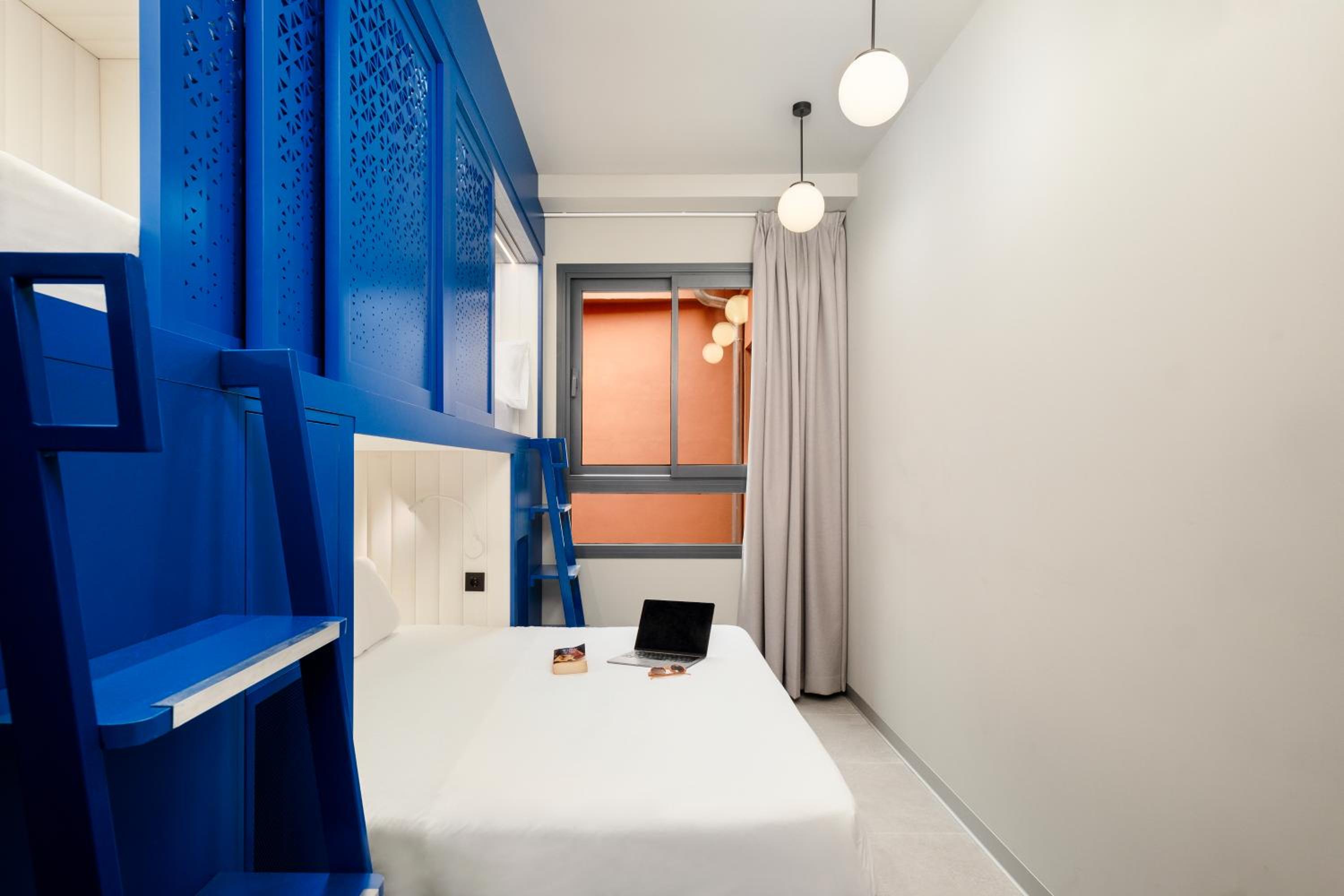 Coeo Hernan Ruiz Rooftop Pool Hostel
