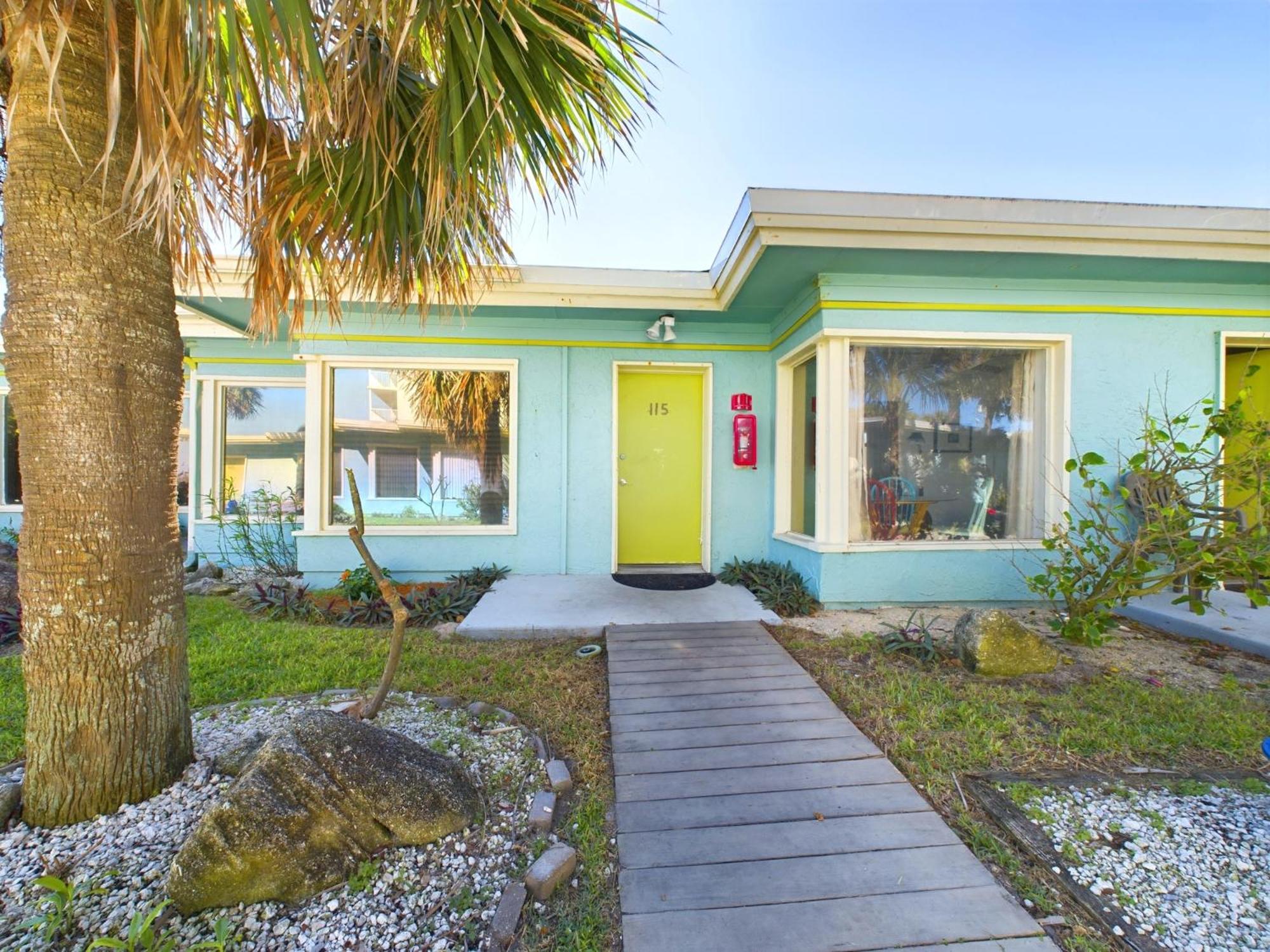 2br Condo In Cocoa Beach At Oceanfront Complex view 4