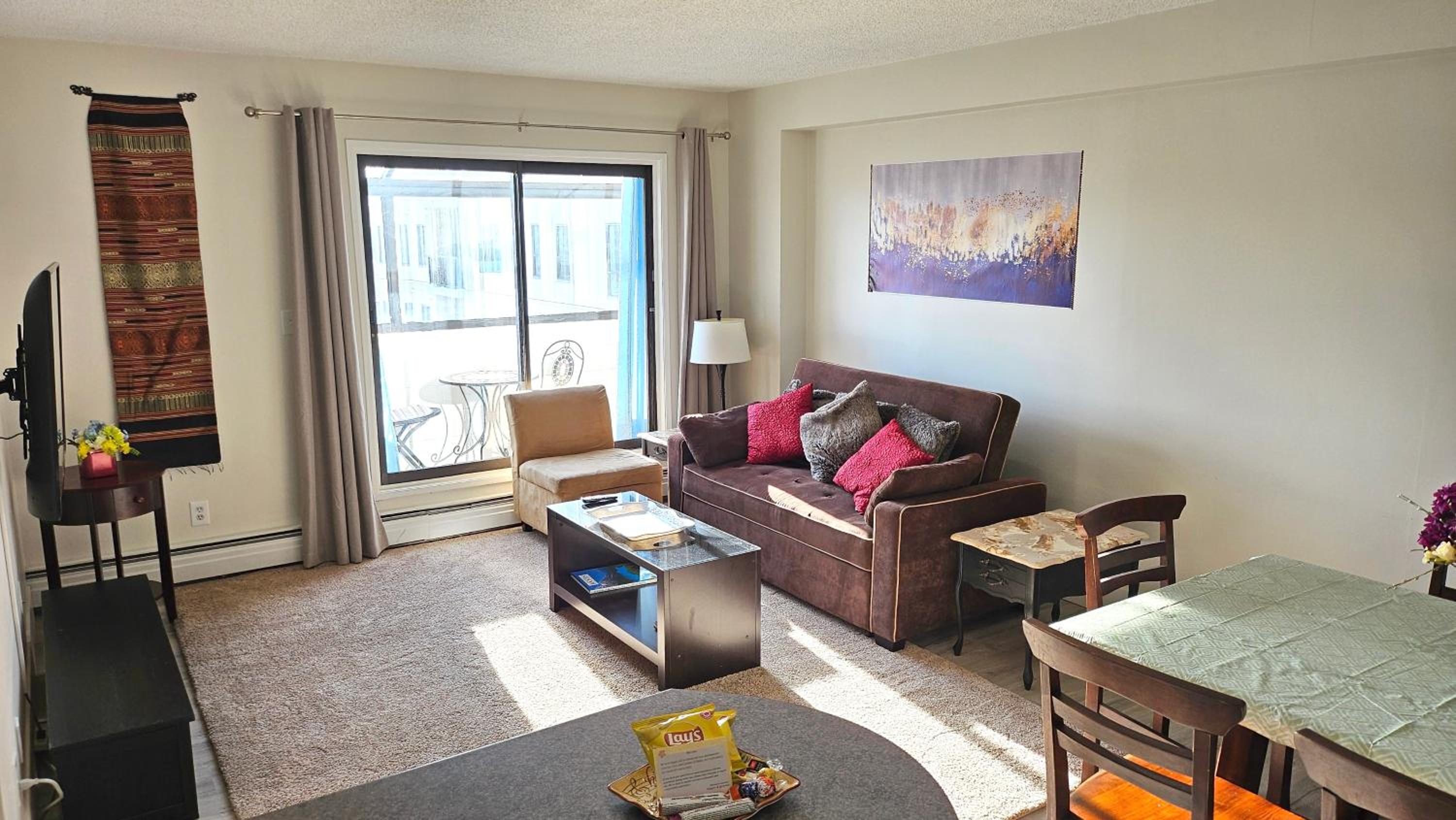 Spacious Top Floor at Stampede w Free Parking and AC