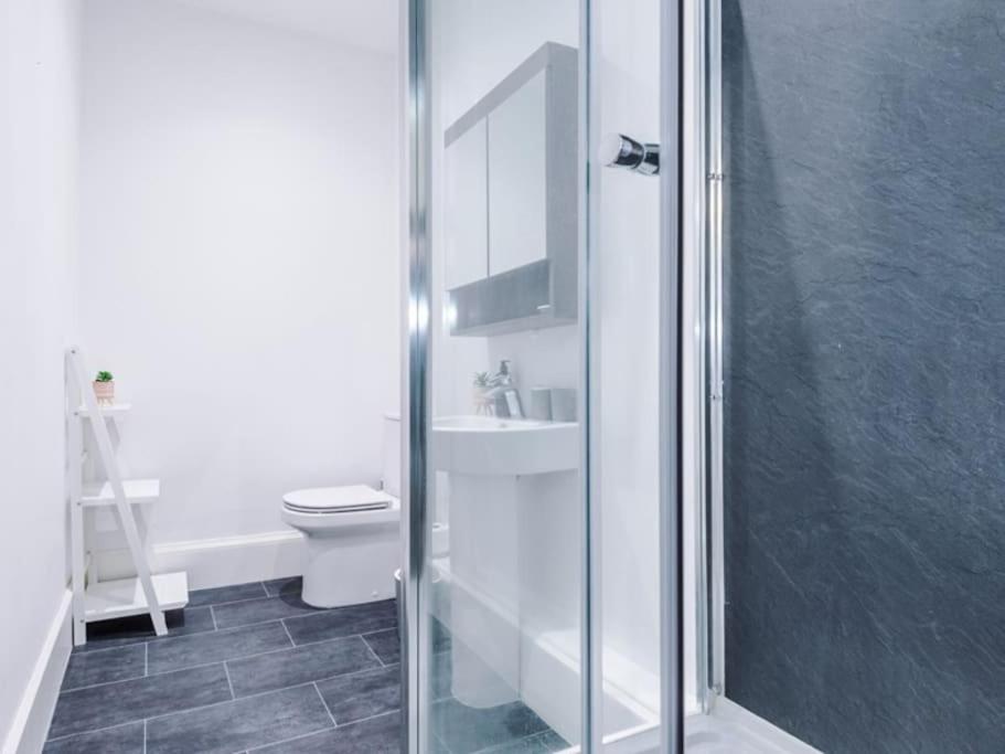 Modern 2-Bed Apartment in City Centre view 2
