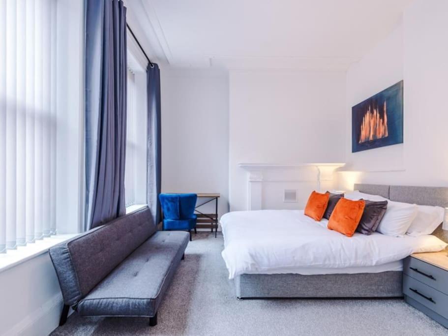 Modern 2-Bed Apartment in City Centre view 3