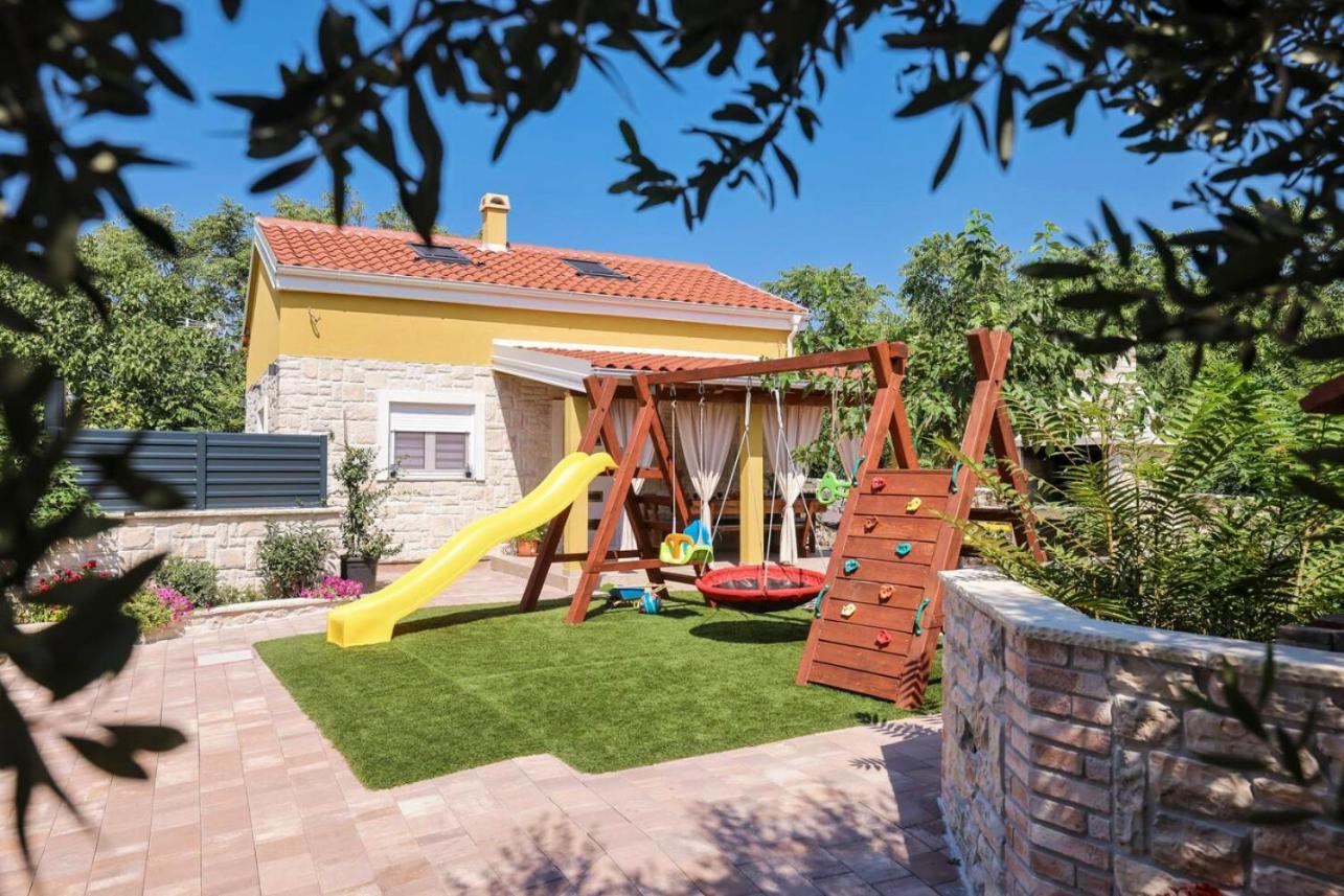 Hidden Oasis - pool, playground - 3 min from the beach view 5
