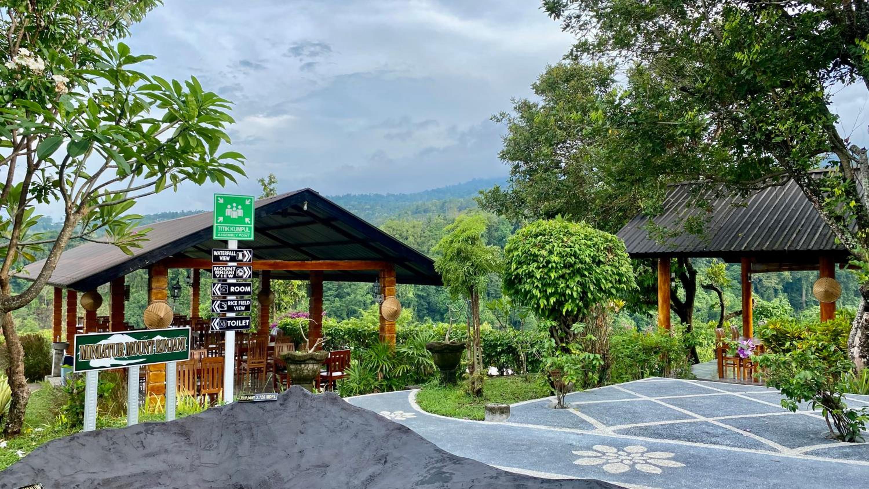 Pondok Senaru Cottages view 2