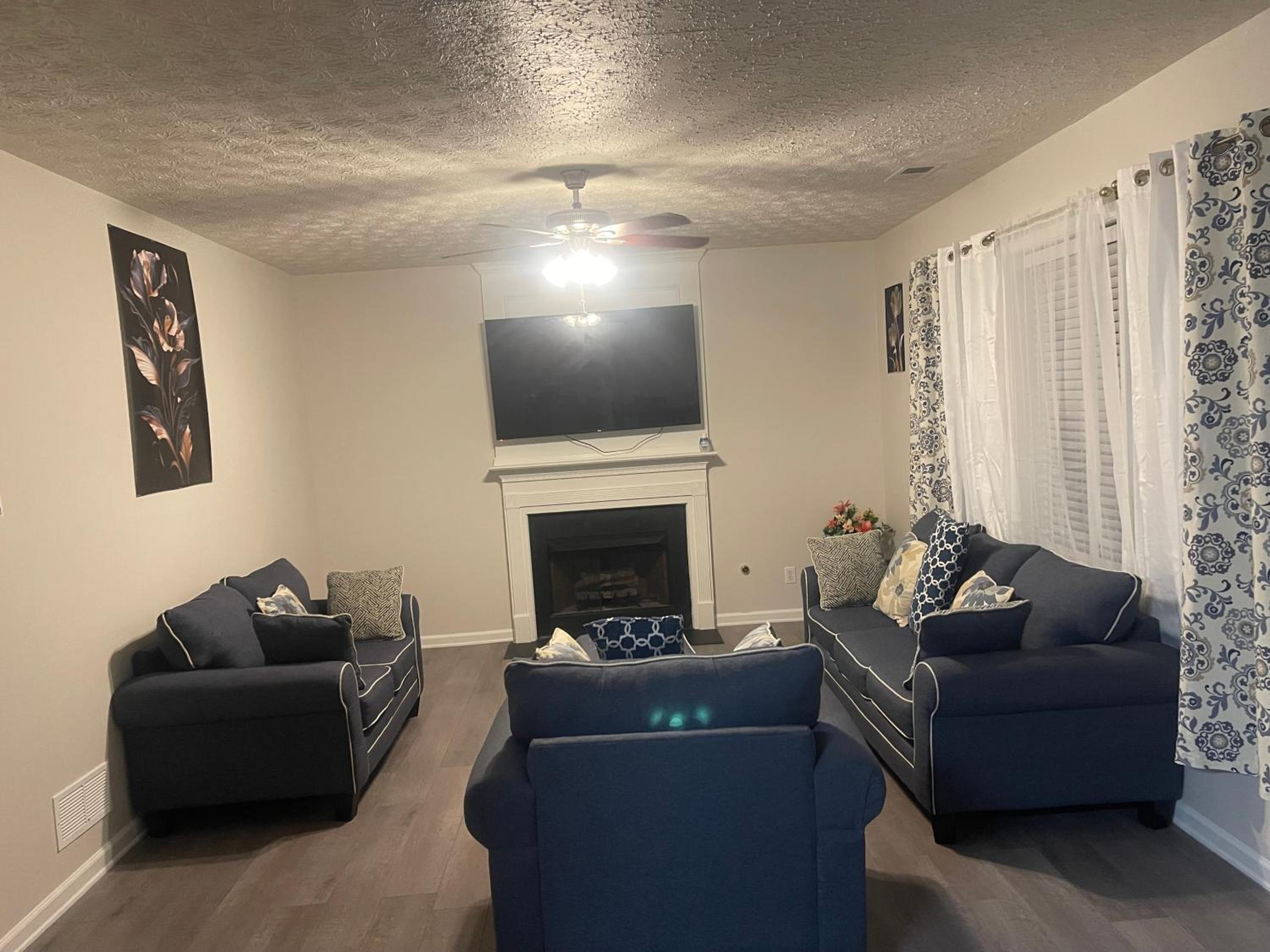 3-Bedroom Home Near Six Flags Park in Austell view 2