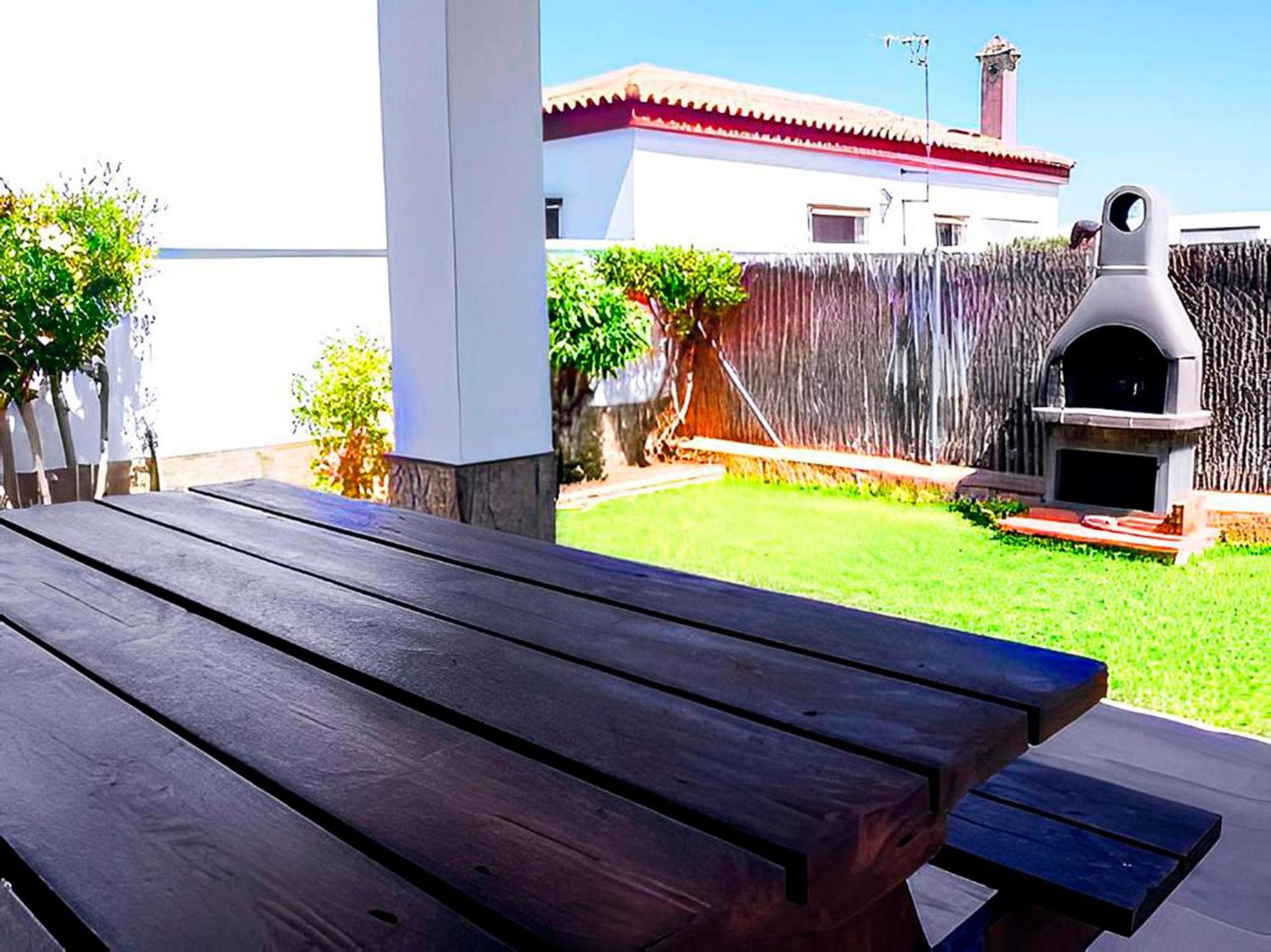 Chalet con piscina compartida y jardín privado