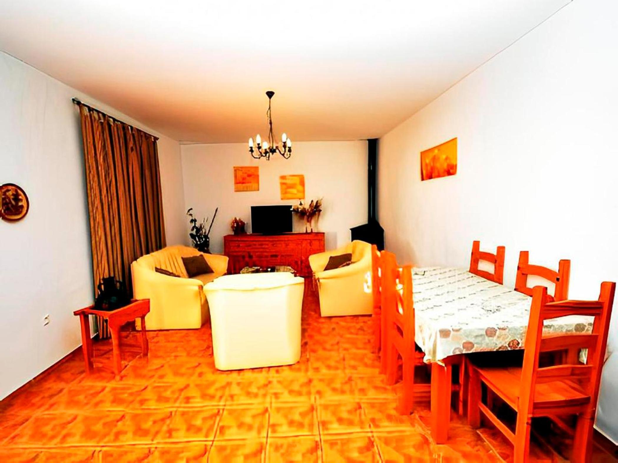 Chalet con piscina compartida y jardín privado