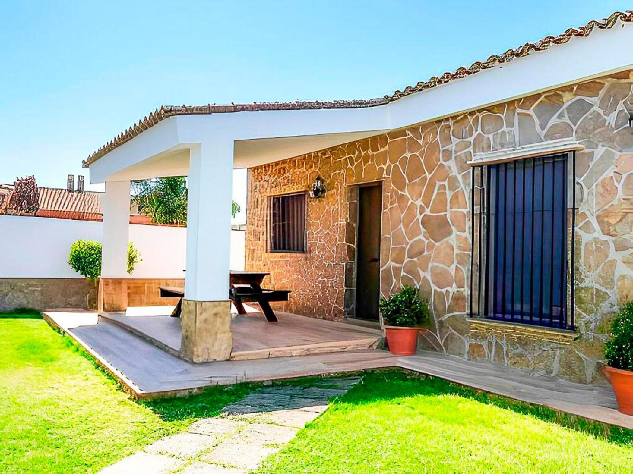 Chalet con piscina compartida y jardín privado