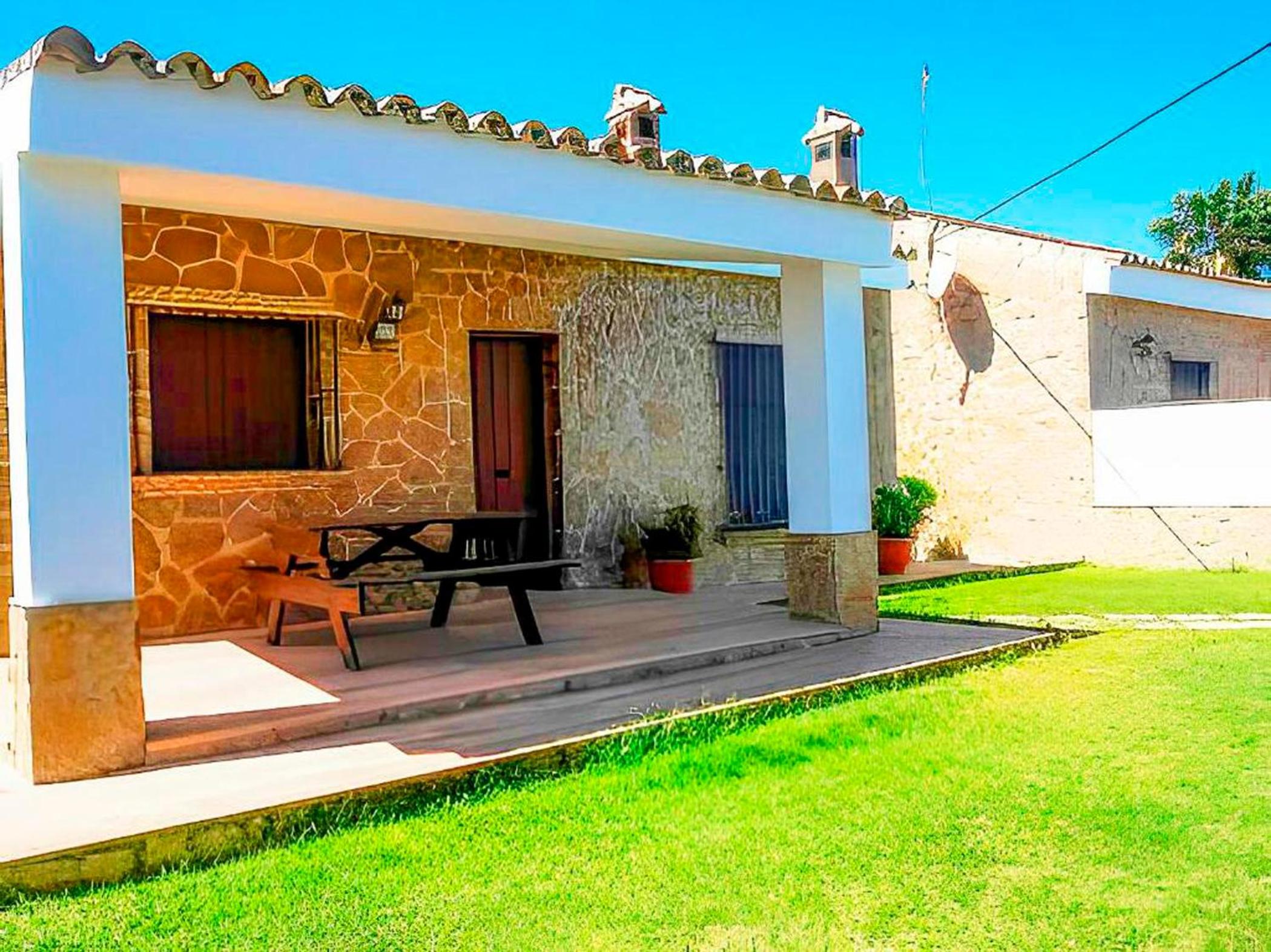 Chalet con piscina compartida y jardín privado