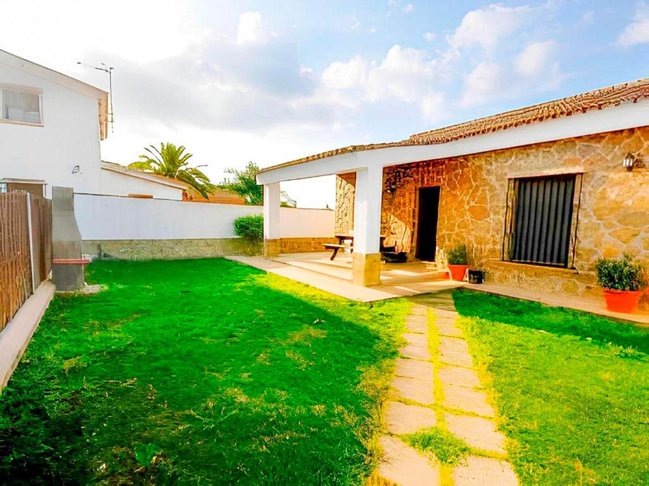 Chalet con piscina compartida y jardín privado