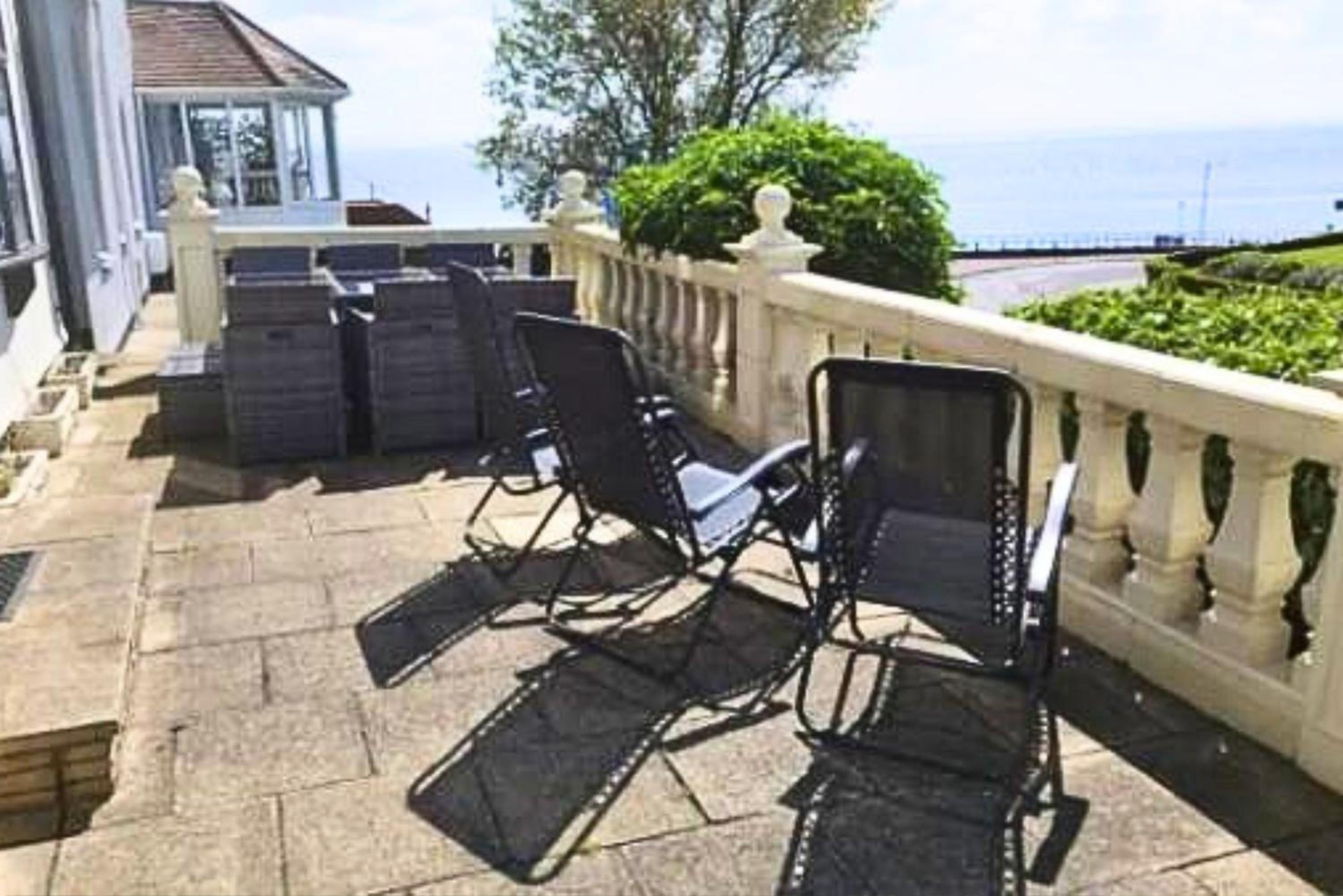 3BR Shorefield Cottage with Stunning Sea Views! Private Terrace and Parking - Walking distance to Westcliff Beach and Cliffs Pavillion view 2