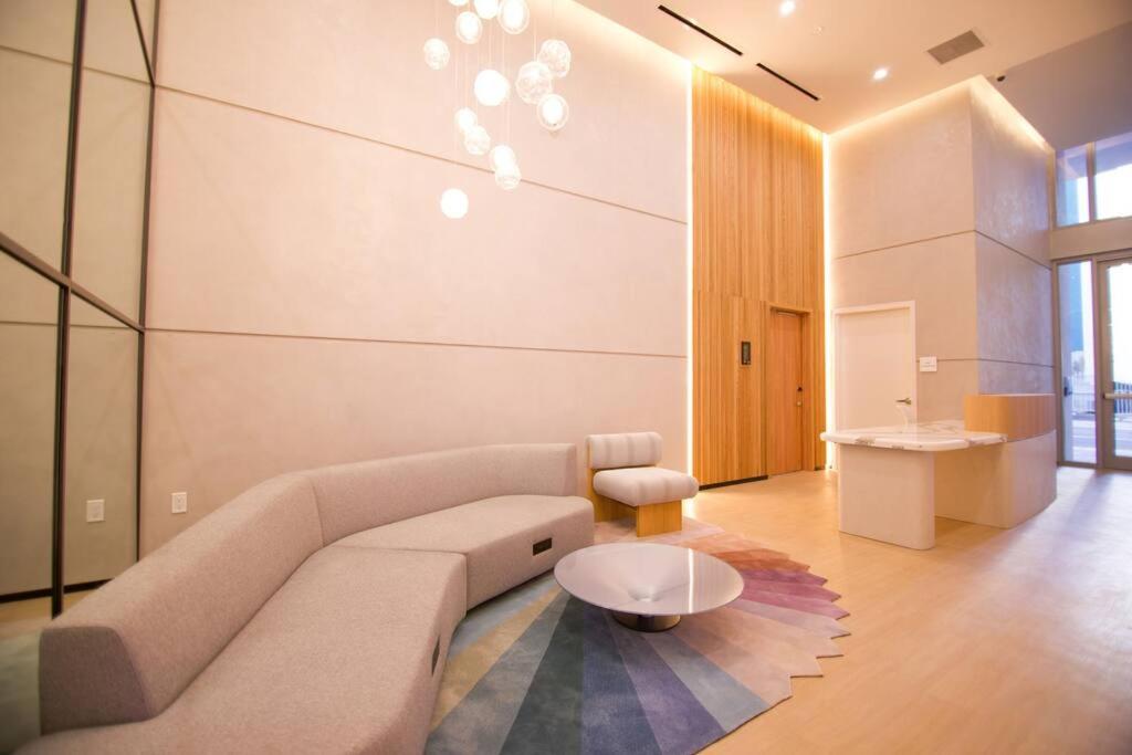 Amazing 2 BR 30th Floor Downtown Free Parking
