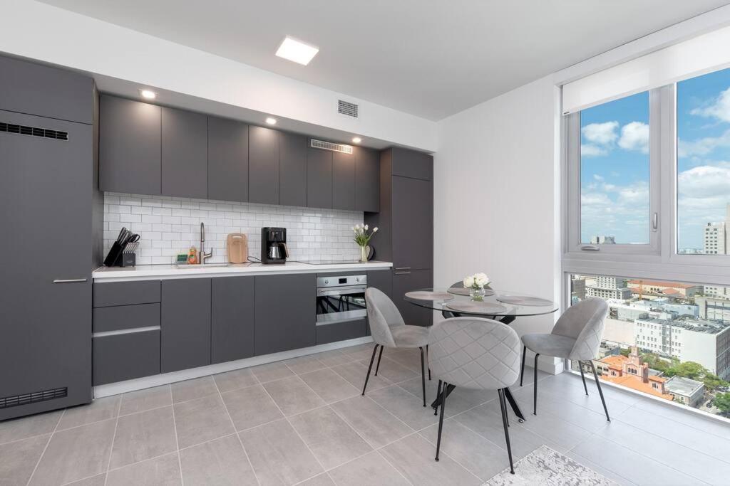 Amazing 2 BR 30th Floor Downtown Free Parking