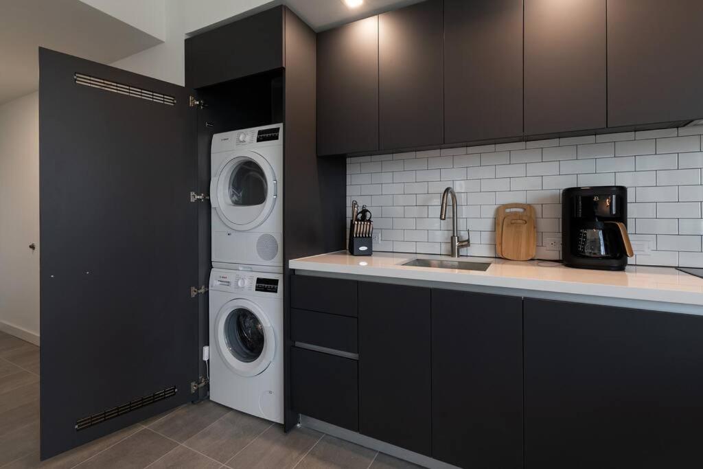 Amazing 2 BR 30th Floor Downtown Free Parking