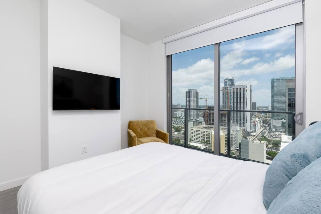 Amazing 2 BR 30th Floor Downtown Free Parking