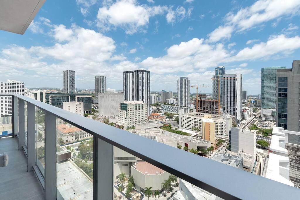 Amazing 2 BR 30th Floor Downtown Free Parking