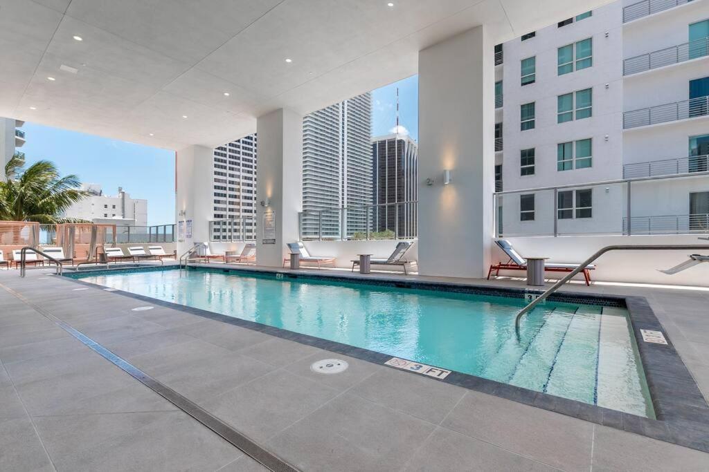 Amazing 2 BR 30th Floor Downtown Free Parking