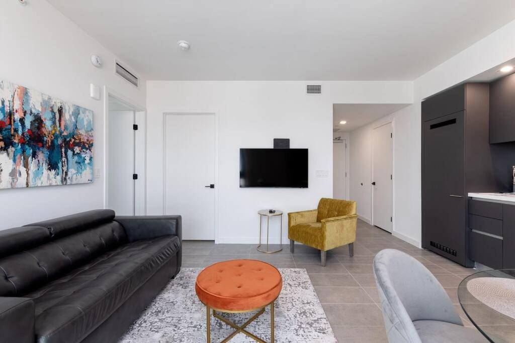 Amazing 2 BR 30th Floor Downtown Free Parking