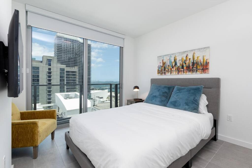 Amazing 2 BR 30th Floor Downtown Free Parking