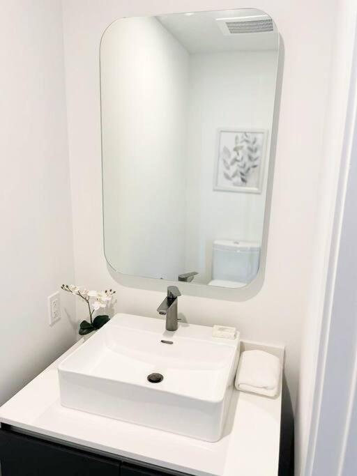 Amazing 2 BR 30th Floor Downtown Free Parking