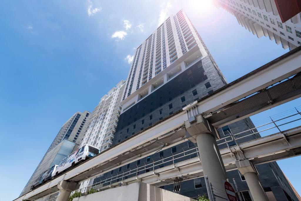 Amazing 2 BR 30th Floor Downtown Free Parking