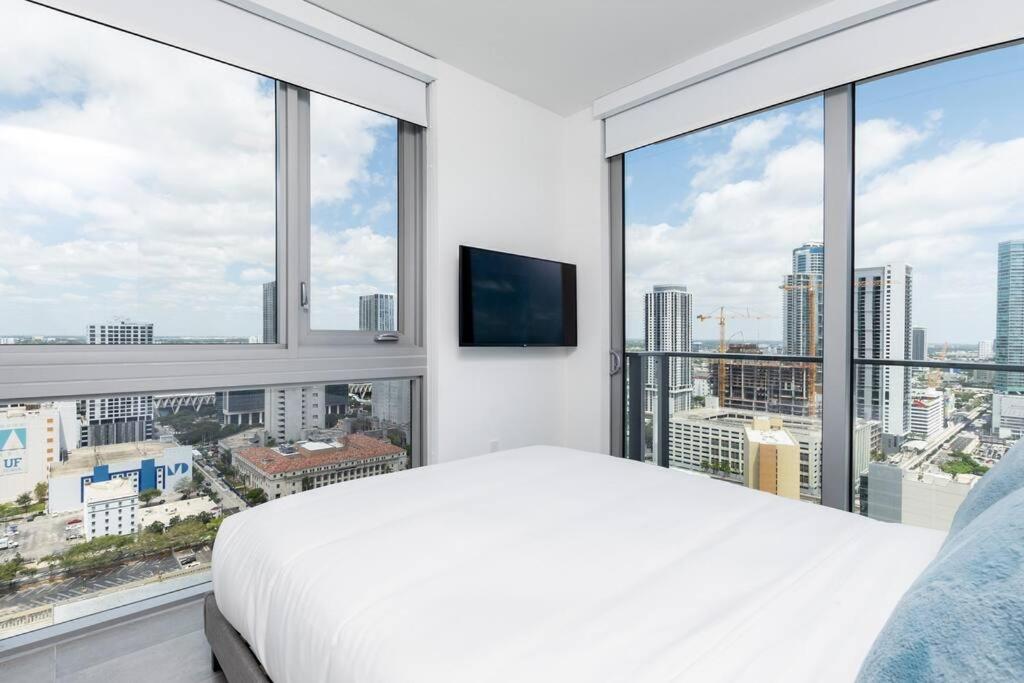 Amazing 2 BR 30th Floor Downtown Free Parking