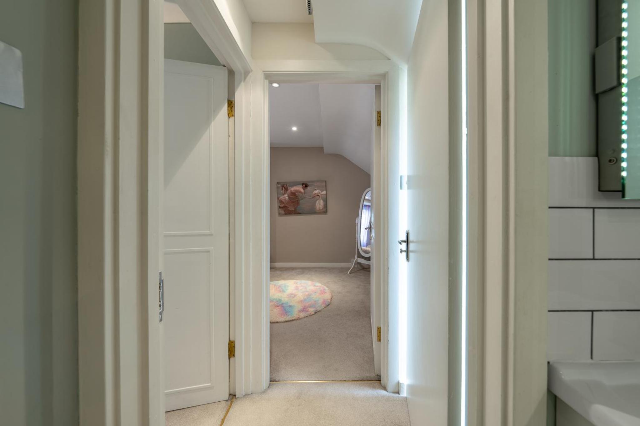 HUGE 200SQM Luxury 3-Bedroom Mews House