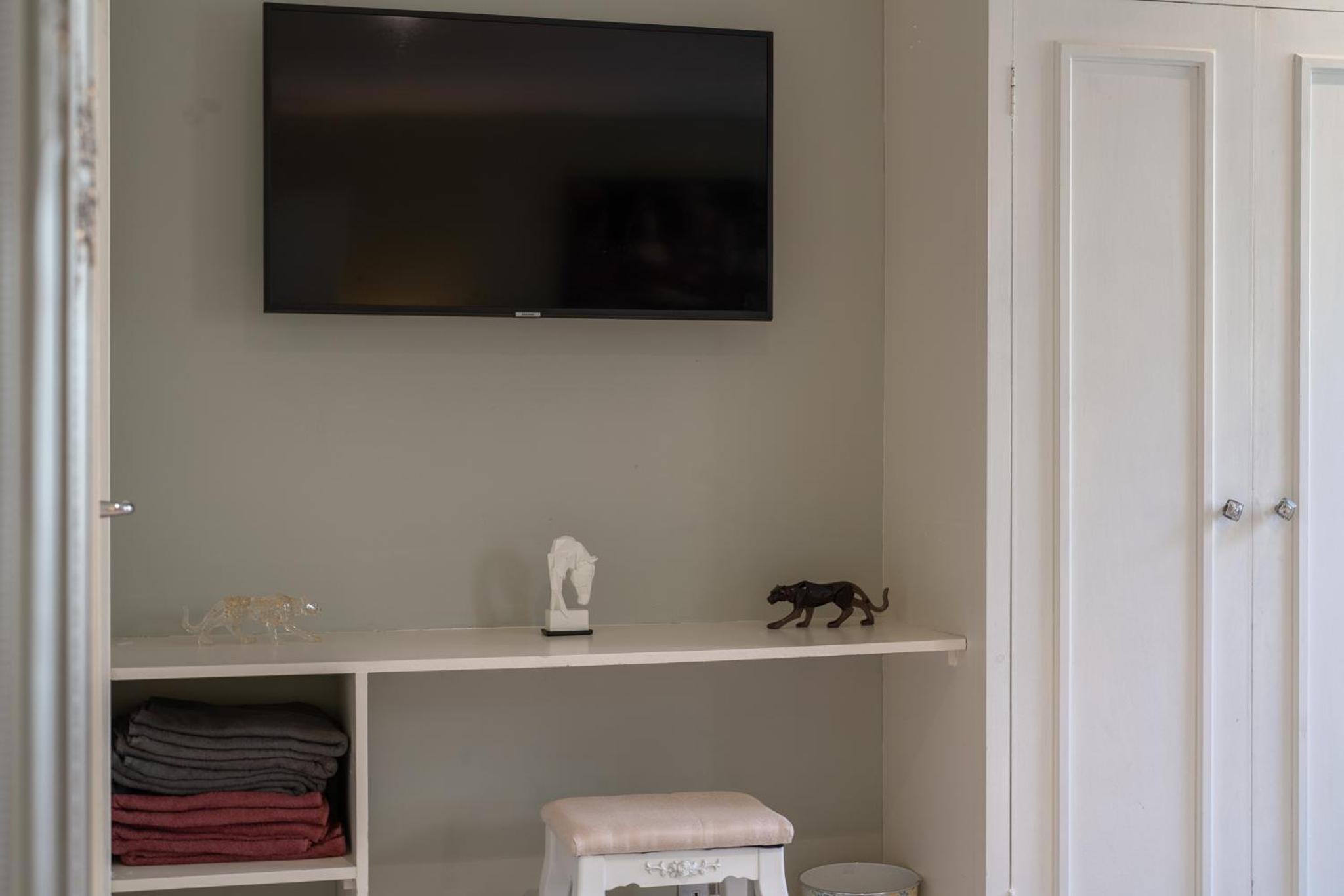 HUGE 200SQM Luxury 3-Bedroom Mews House