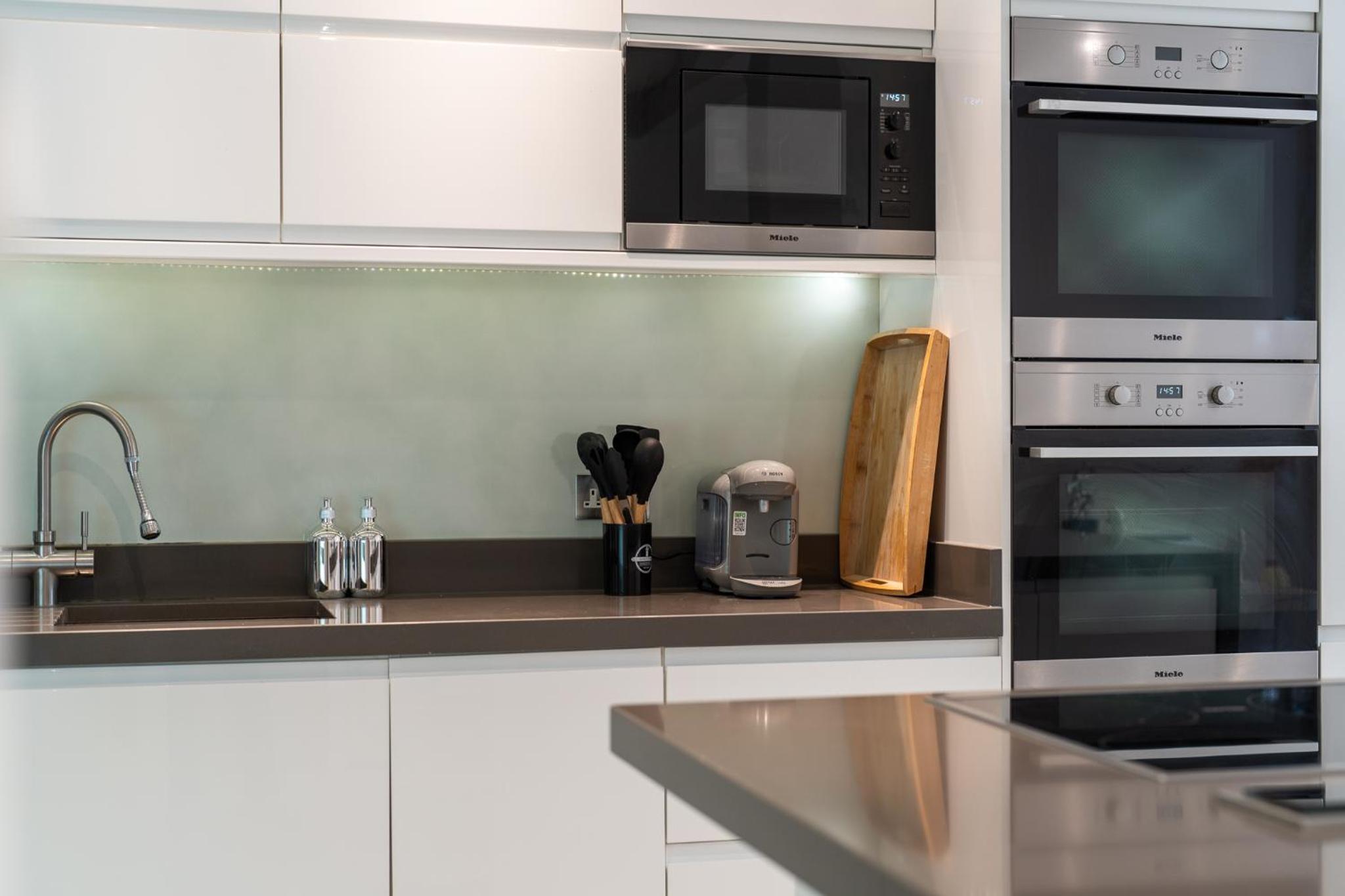 HUGE 200SQM Luxury 3-Bedroom Mews House