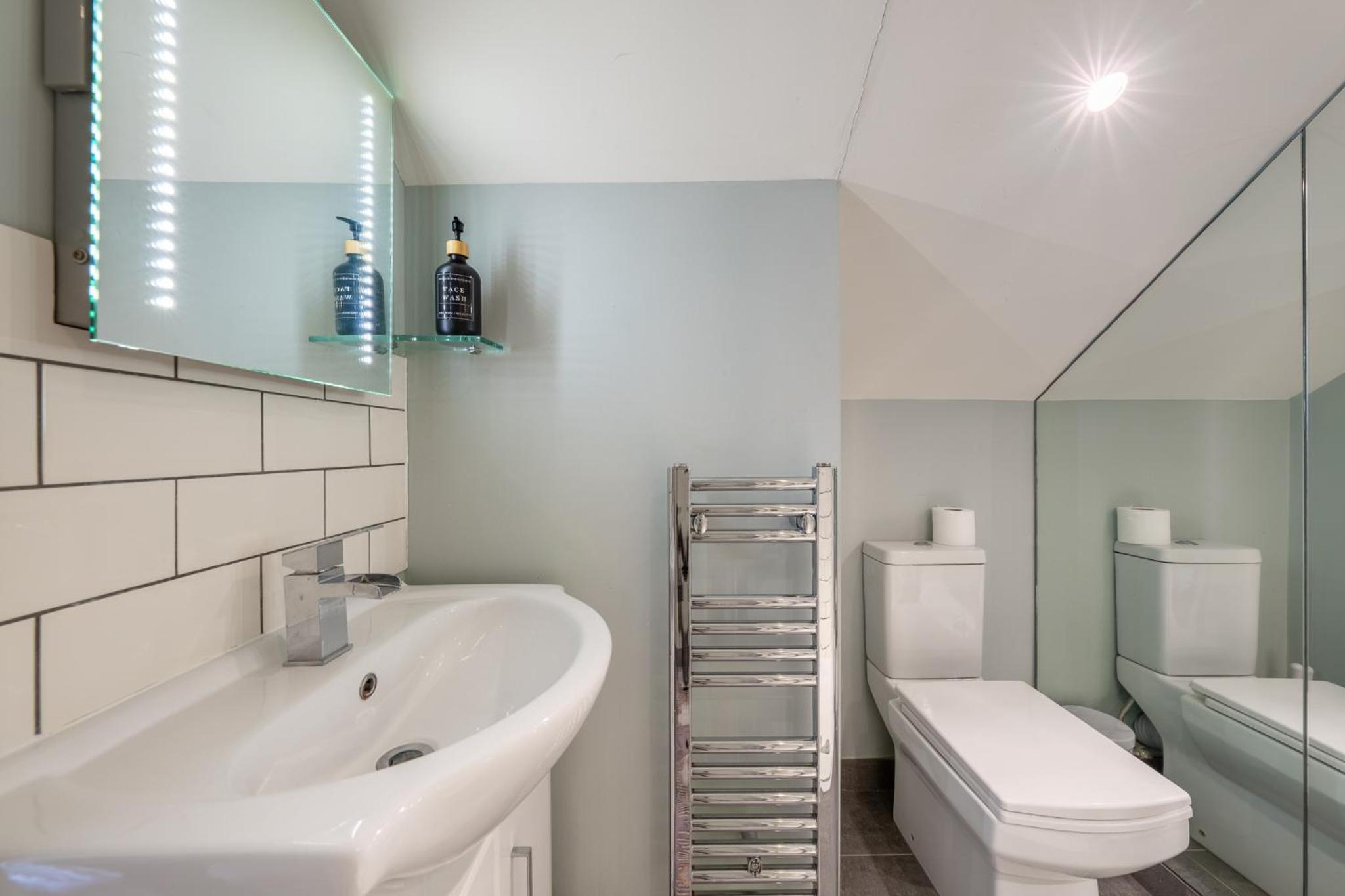 HUGE 200SQM Luxury 3-Bedroom Mews House