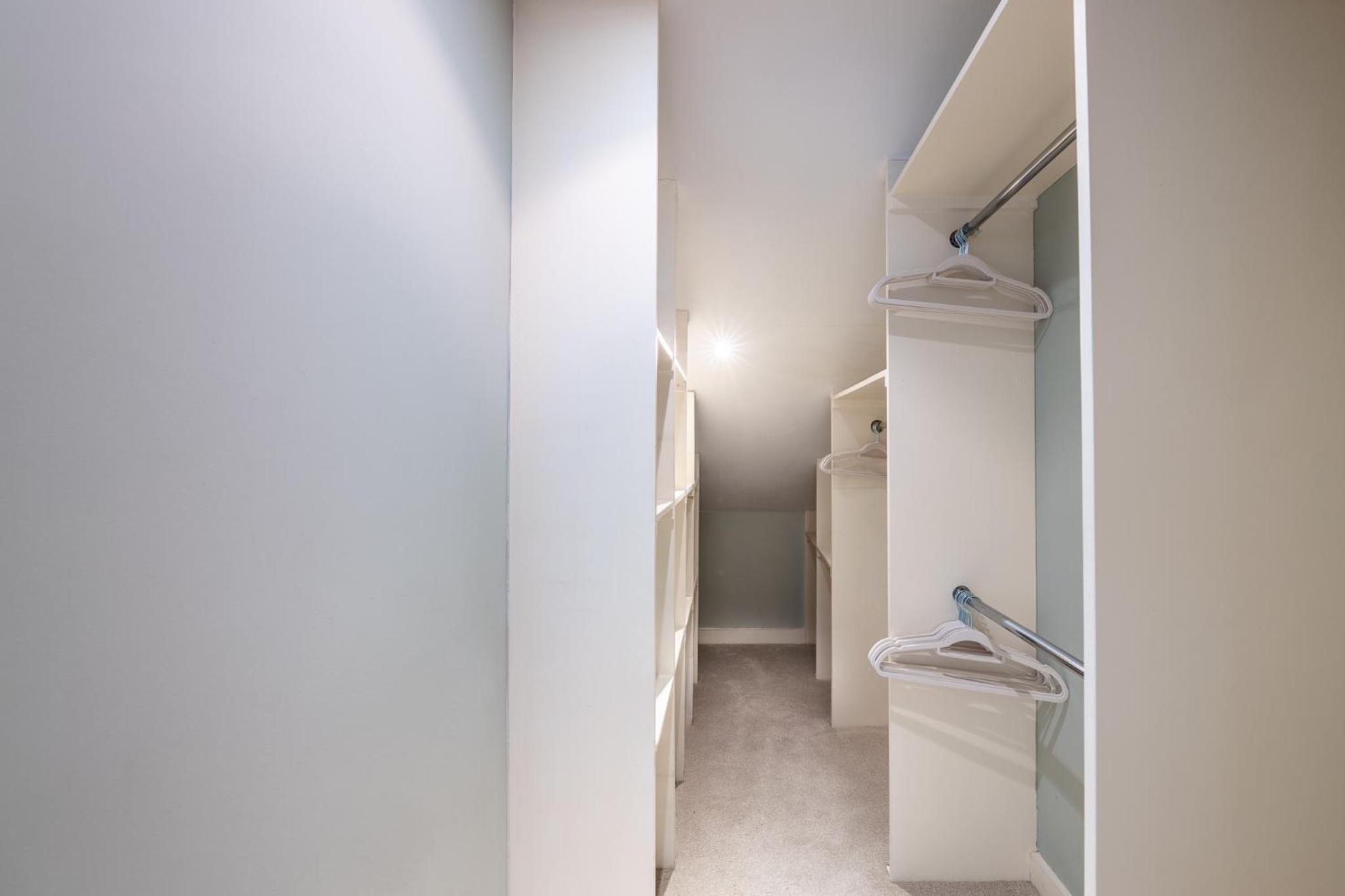 HUGE 200SQM Luxury 3-Bedroom Mews House