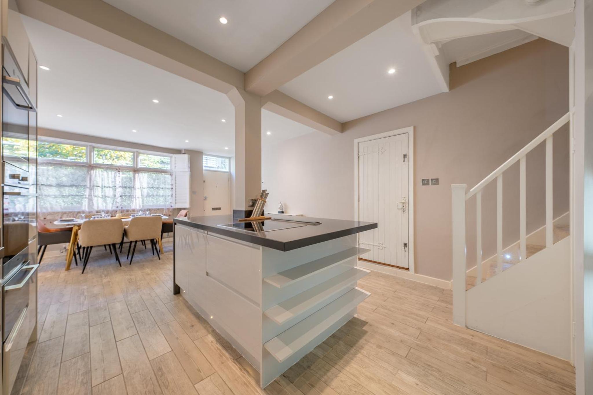 HUGE 200SQM Luxury 3-Bedroom Mews House
