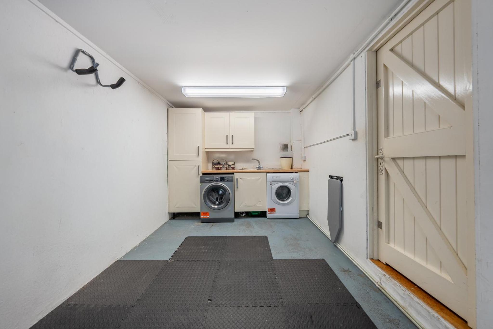 HUGE 200SQM Luxury 3-Bedroom Mews House