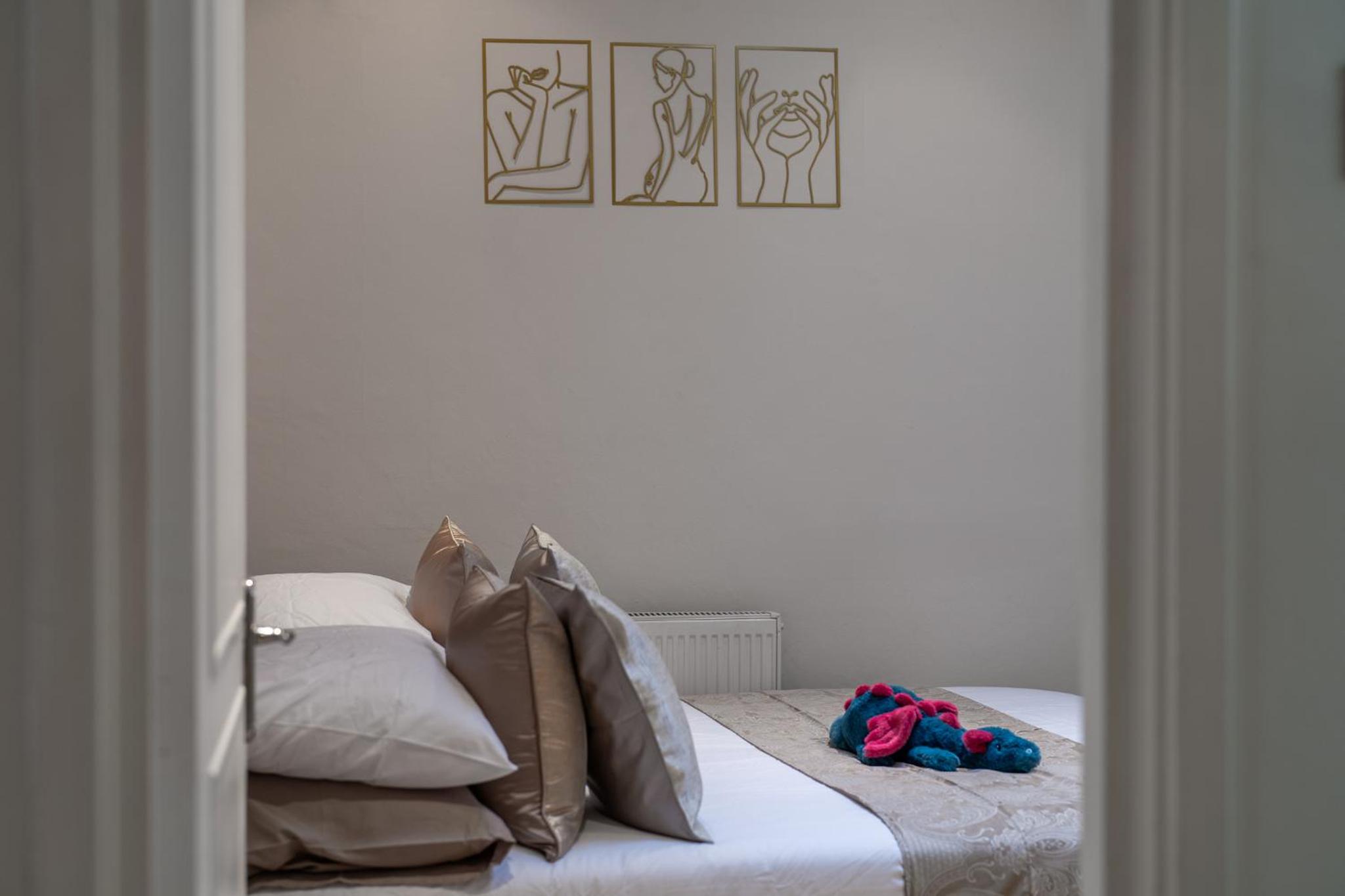 HUGE 200SQM Luxury 3-Bedroom Mews House