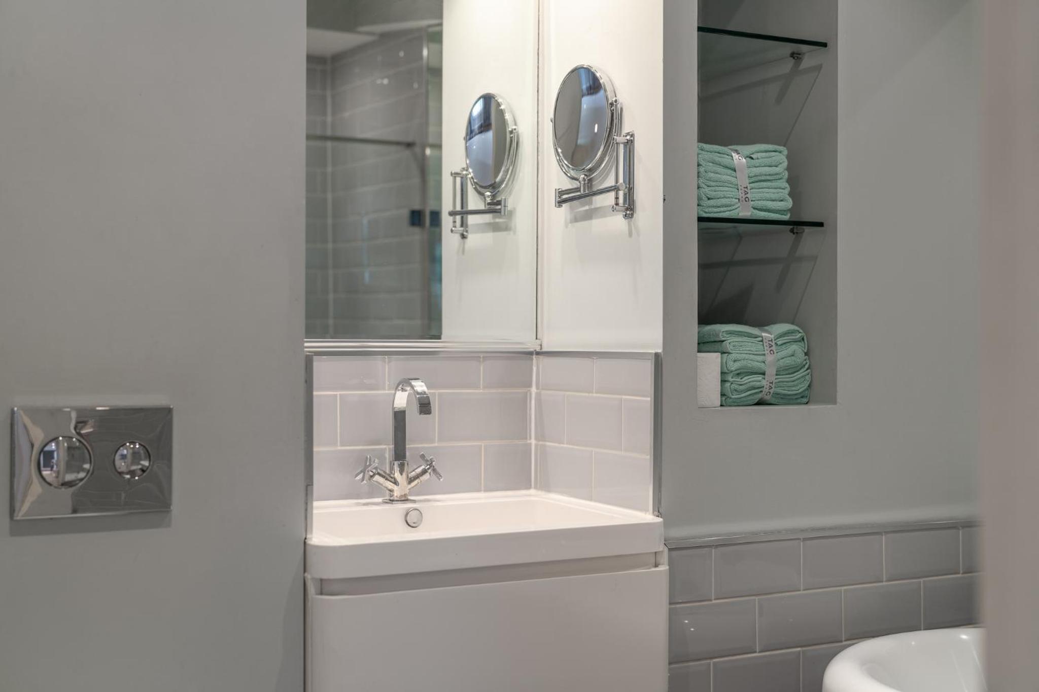 HUGE 200SQM Luxury 3-Bedroom Mews House