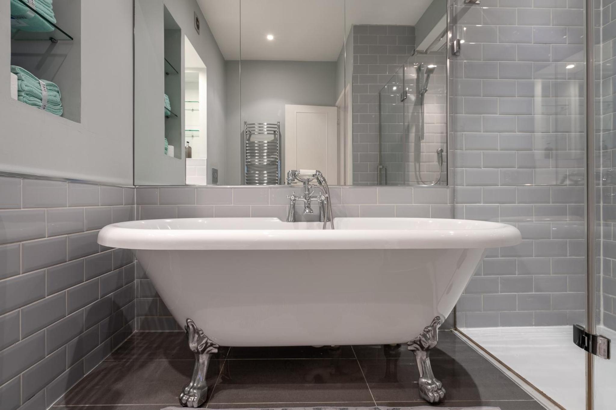 HUGE 200SQM Luxury 3-Bedroom Mews House