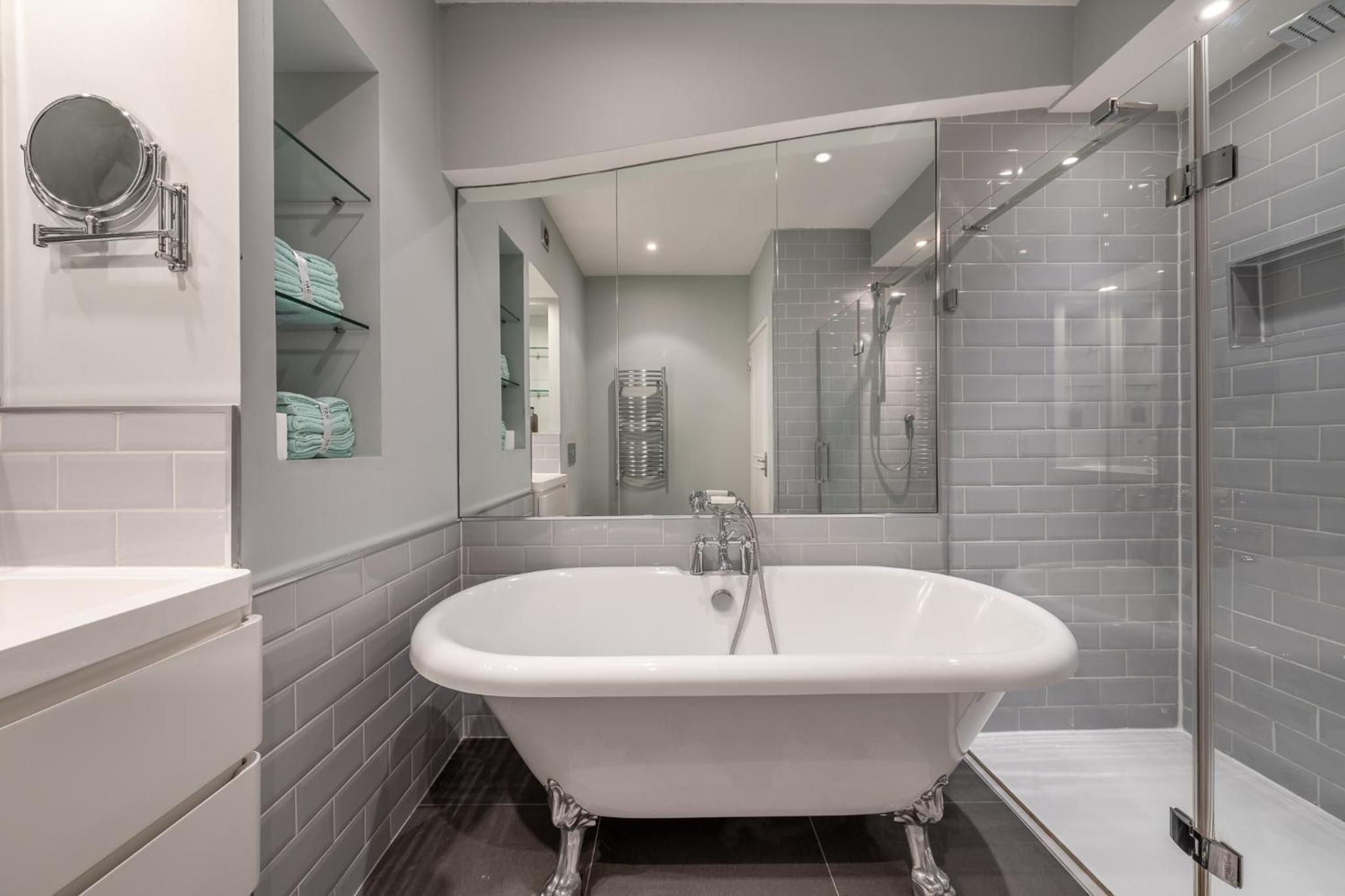 HUGE 200SQM Luxury 3-Bedroom Mews House