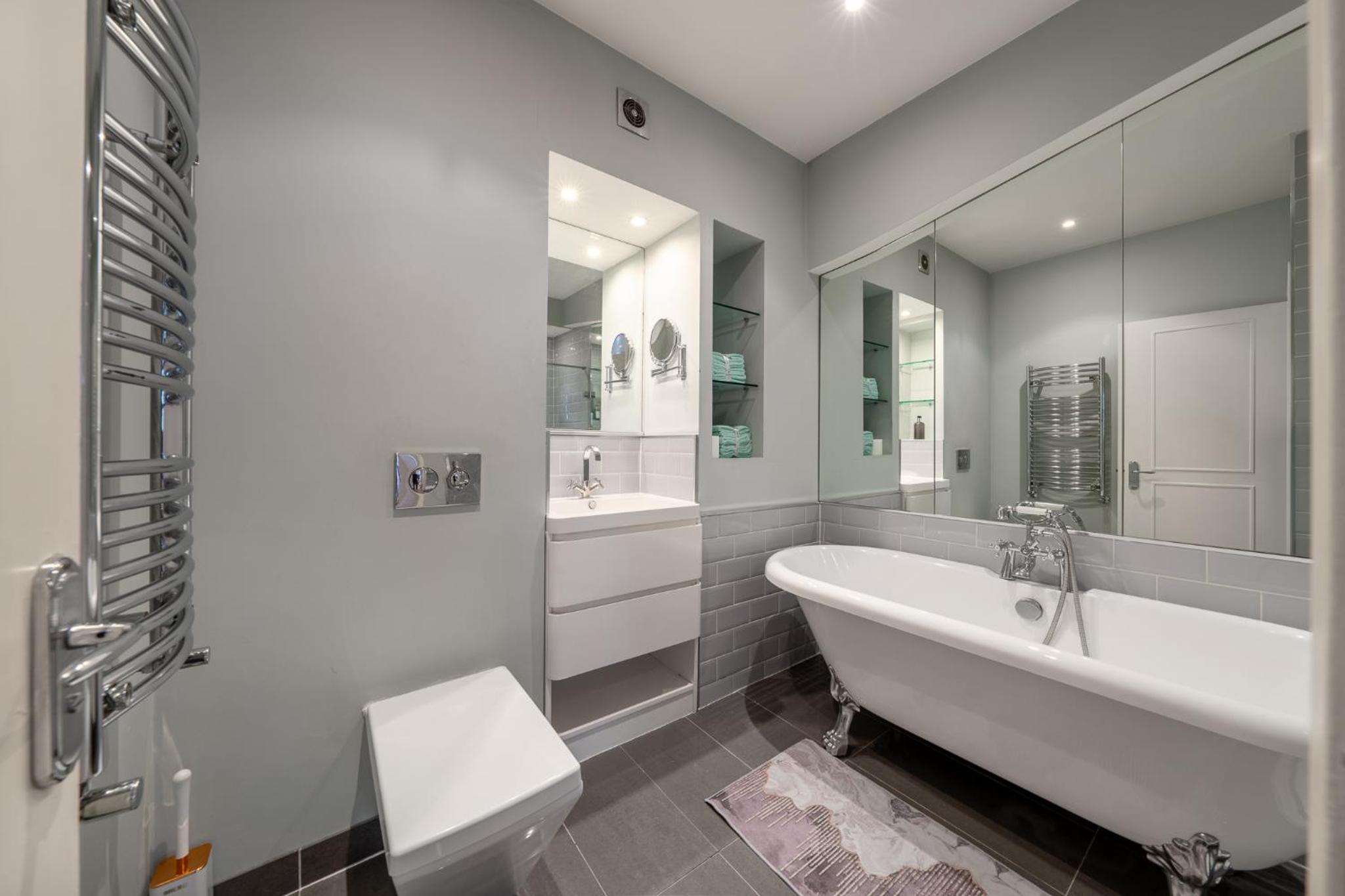 HUGE 200SQM Luxury 3-Bedroom Mews House