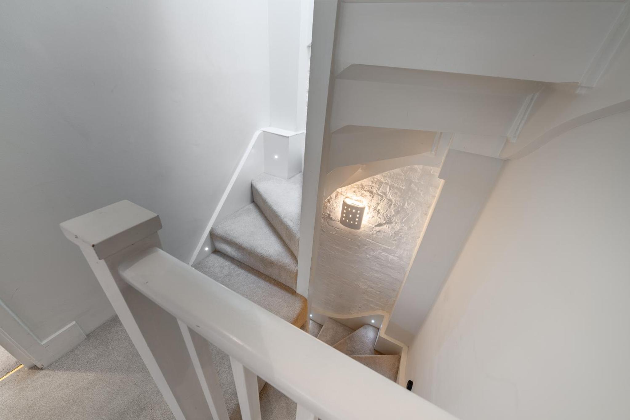 HUGE 200SQM Luxury 3-Bedroom Mews House