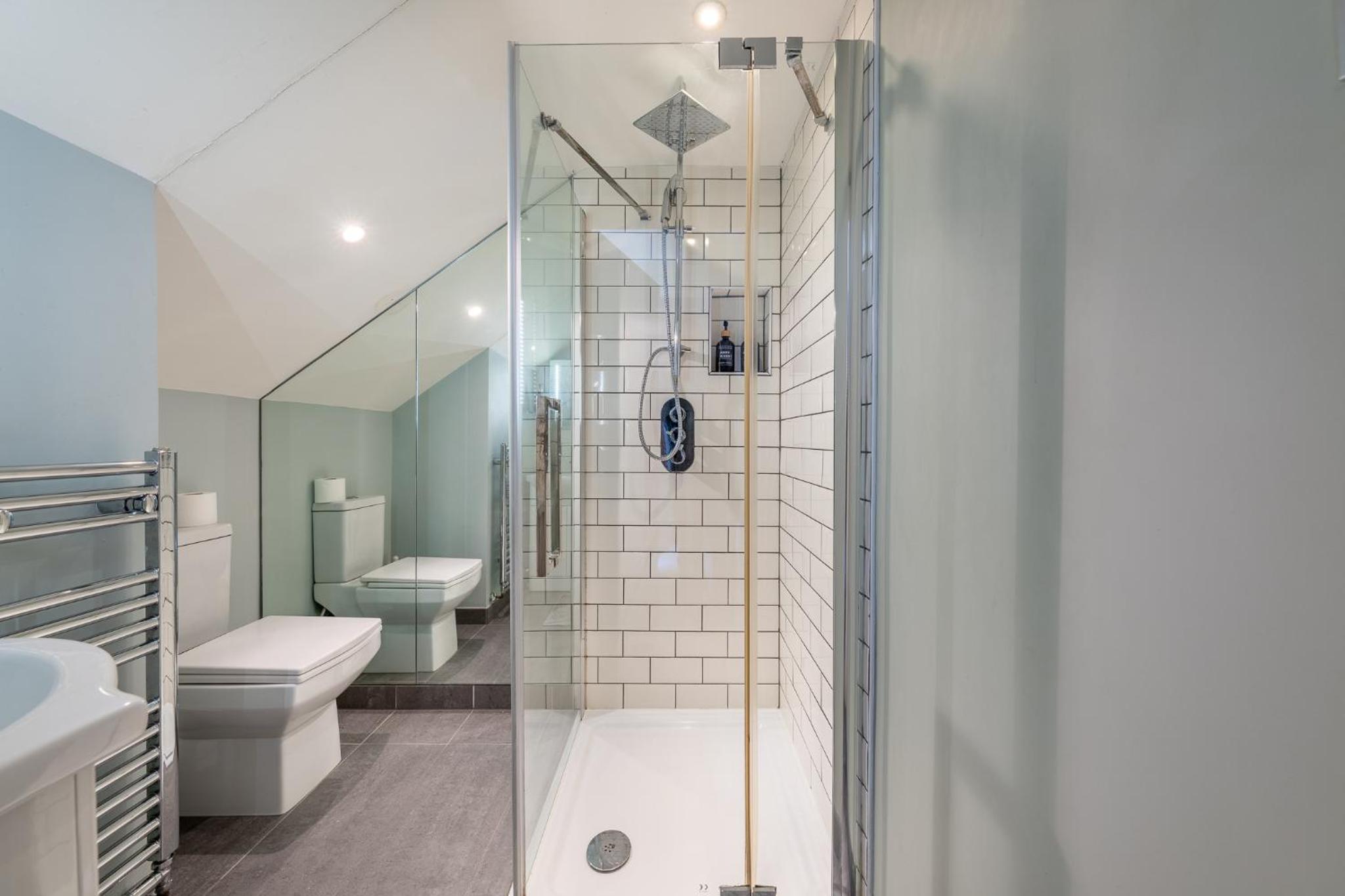 HUGE 200SQM Luxury 3-Bedroom Mews House