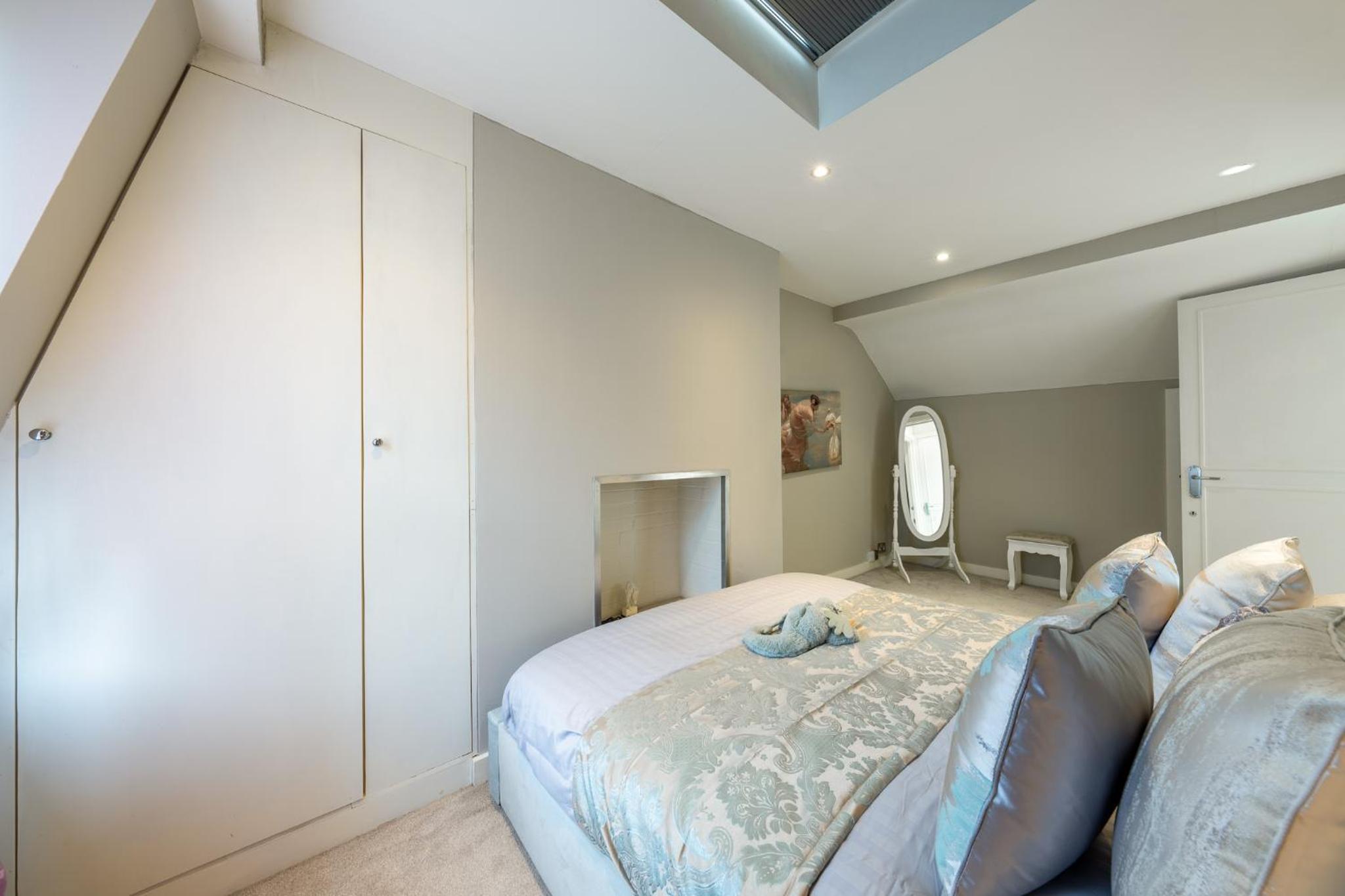 HUGE 200SQM Luxury 3-Bedroom Mews House