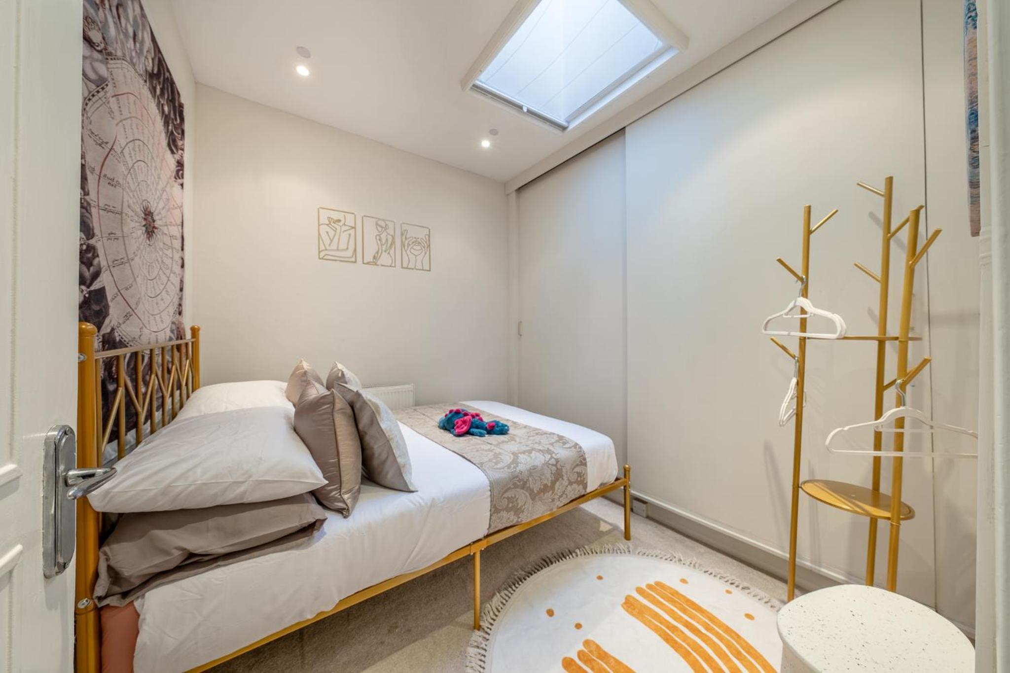 HUGE 200SQM Luxury 3-Bedroom Mews House